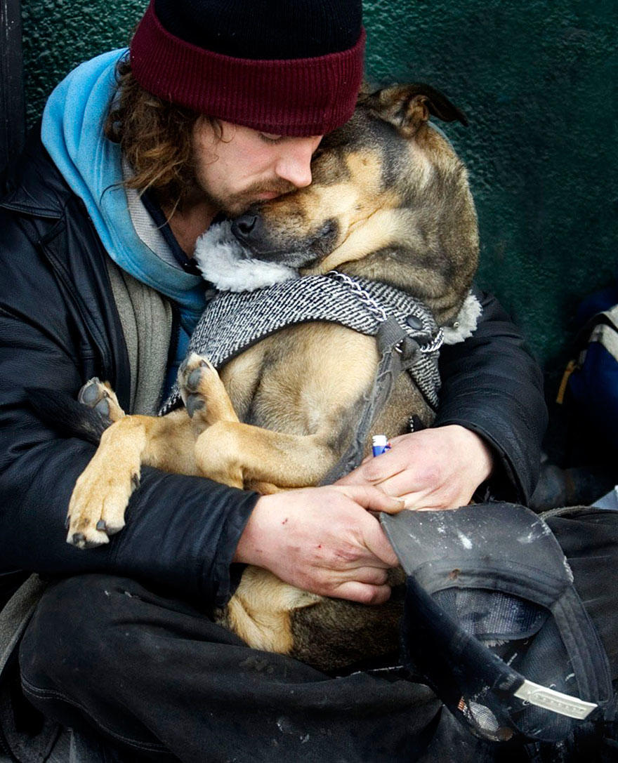 diaforetiko.gr : homeless dogs and owners 4 Φωτογραφίες που αποδεικνύουν πως τα σκυλιά σε αγαπούν όσο φτωχός κι αν είσαι