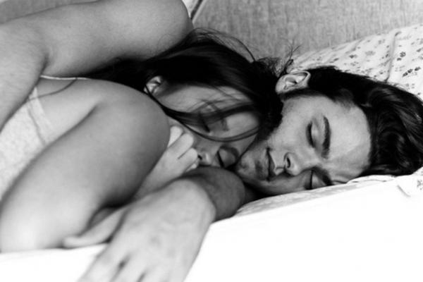 diaforetiko.gr : meztelenül 600x400 Να κοιμηθούμε αγκαλιά, να μπερδευτούν τα όνειρά μας.