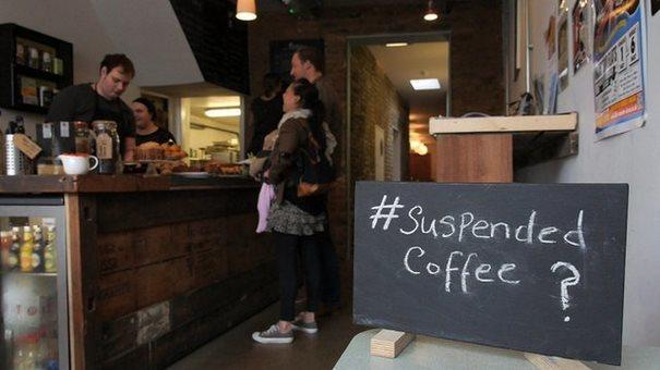 diaforetiko.gr : suspended coffee 3 Ένας άντρας μπήκε σε ένα καφενείο, παρήγγειλε ένα καφέ και πλήρωσε τρεις! Ποιος είναι ο λόγος που θα σας κάνει να δακρύσετε;