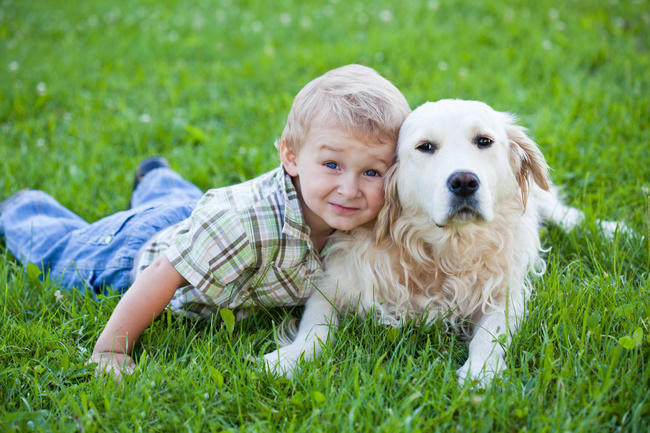 diaforetiko.gr : babydogy4 10 σημαντικοί λόγοι για να μεγαλώσει ένα παιδί με κατοικίδιο