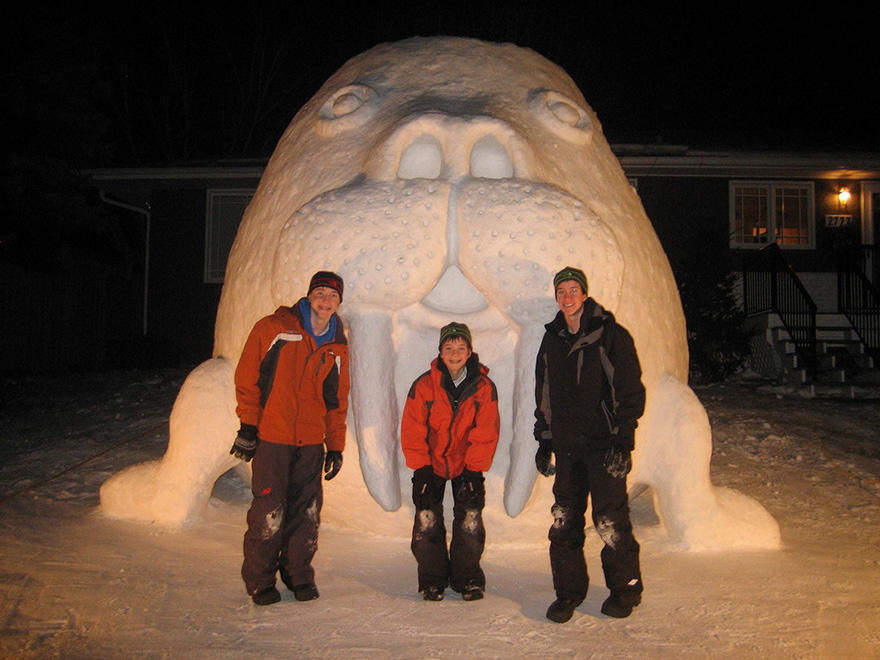 diaforetiko.gr : giant snow sculptures bartz brothers 2 Κάθε χρόνο, αυτά τα 3 αδέρφια φτιάχνουν ένα γιγάντιο γλυπτό από χιόνι στην αυλή τους!