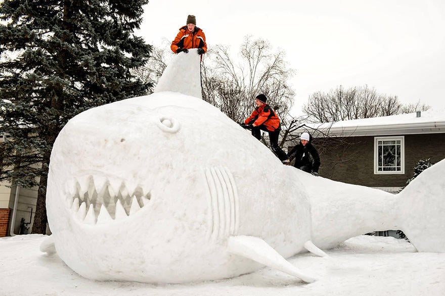 diaforetiko.gr : giant snow sculptures bartz brothers 3 Κάθε χρόνο, αυτά τα 3 αδέρφια φτιάχνουν ένα γιγάντιο γλυπτό από χιόνι στην αυλή τους!