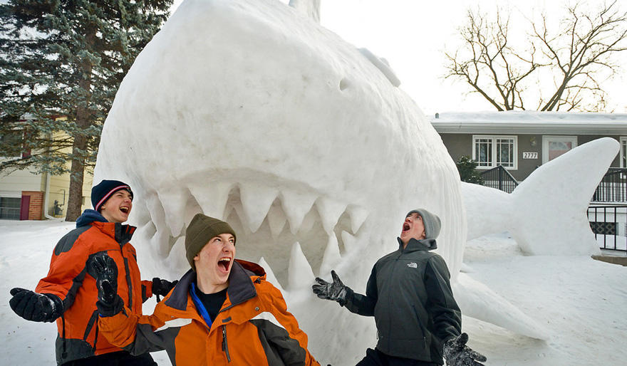 diaforetiko.gr : giant snow sculptures bartz brothers 7 Κάθε χρόνο, αυτά τα 3 αδέρφια φτιάχνουν ένα γιγάντιο γλυπτό από χιόνι στην αυλή τους!