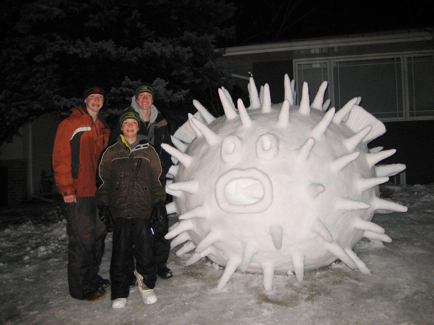 diaforetiko.gr : giant snow sculptures bartz brothers 8 Κάθε χρόνο, αυτά τα 3 αδέρφια φτιάχνουν ένα γιγάντιο γλυπτό από χιόνι στην αυλή τους!