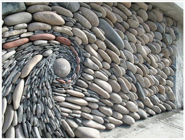 diaforetiko.gr : Screenshot 21 600x454 Μάζευαν πέτρες και βότσαλα και έφτιαξαν τις ομορφότερες κατασκευές έργα τέχνης πάνω σε τοίχους!