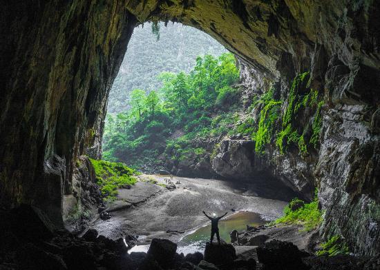 son doong cave ΑΠΙΣΤΕΥΤΟ: Ένας αγρότης είδε μια τρύπα σε έναν βράχο Αυτό που υπάρχει στο εσωτερικό άφησε άφωνο όλο τον πλανήτη!
