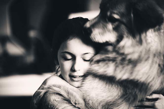 diaforetiko.gr : yperoxes fwtografies skylwn pou agkaliazoun anthrwpo tous 09 26 μοναδικές φωτογραφίες σκύλων που αγκαλιάζουν τον άνθρωπο τους