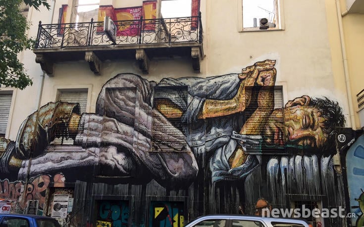 toixgrafst11 Το γιγαντιαίο γκράφιτι στο κέντρο της Αθήνας που αφιερώθηκε σε όλους τους φτωχούς και τους άστεγους της Ελλάδας