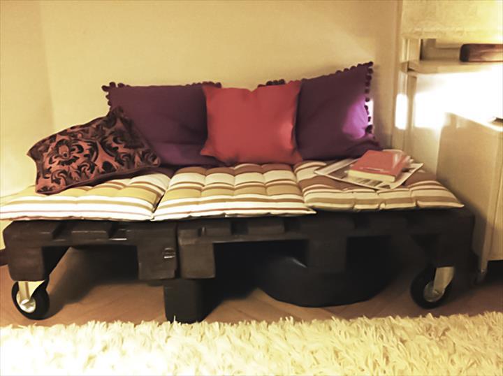 cheap-pallet-daybed-on-wheels