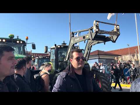 ThessPost - Παρατάσσονται στην πύλη του λιμανιού τα τρακτέρ 