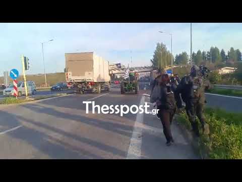ThessPost - Αγρότες απέκλεισαν τον κόμβο Πλατυκάμπου 