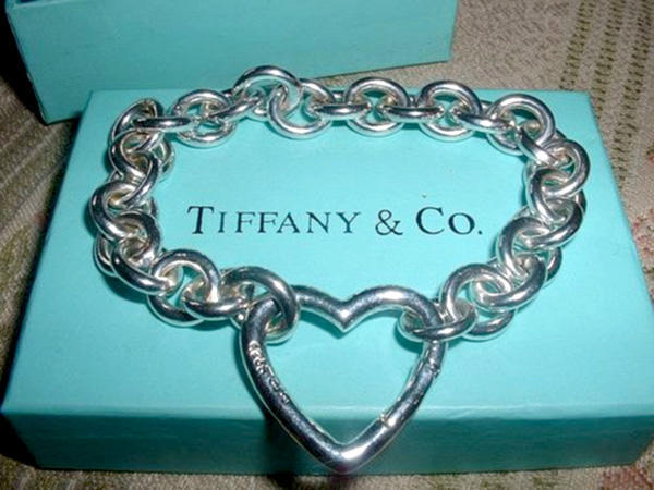 ΑΠΙΣΤΕΥΤΟ: Στέλεχος των Tifanny’s έκλεψε κοσμήματα 2 εκατ. δολ!