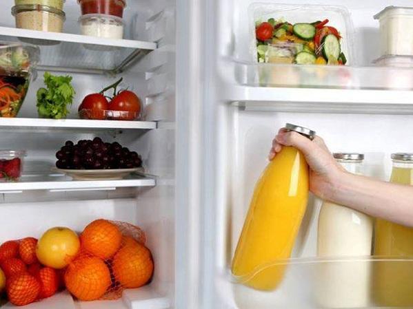 Ο ευκολότερος, φυσικός τρόπος να κάνετε το ψυγείο σας να λάμπει!