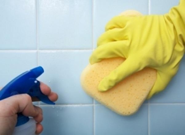 Δείτε πως να καθαρίσετε τους μύκητες και τη μούχλα από το μπάνιο!