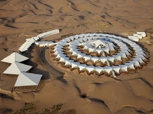 Ένα πολυτελέστατο ξενοδοχείο στη μέση της ερήμου!