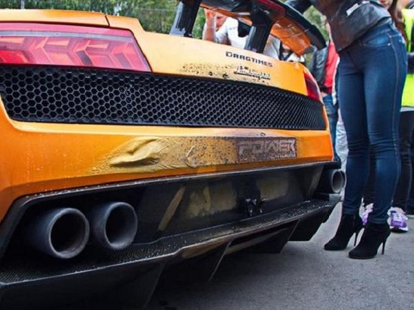 Lamborghini έπιασε τα 402,69 χλμ/ώρα και πήρε φωτιά!