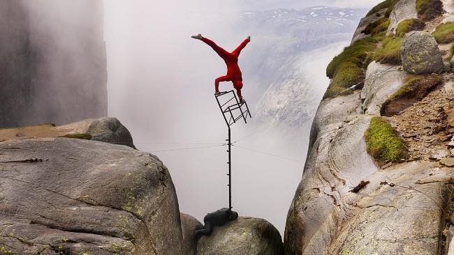 Άγνοια κινδύνου έχει ο Eskil Ronningsbakken που κάνει ακροβατικά στα 2.000 πόδια! (βίντεο)