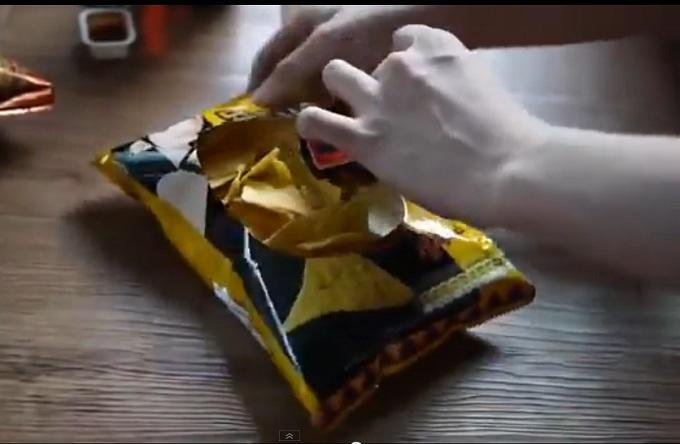 Δείτε έναν ευρηματικό τρόπο για να ανοίξετε μια σακούλα πατατάκια! (βίντεο)