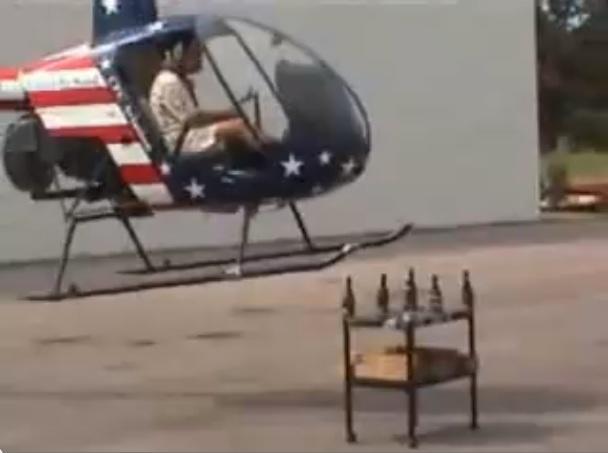 Δείτε πως πιλότος ανοίγει μπουκάλι μπύρας με το ελικόπτερο!!! (βίντεο)