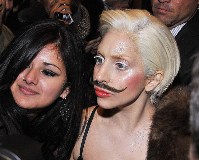 Η Lady Gaga άφησε… μουστάκι!