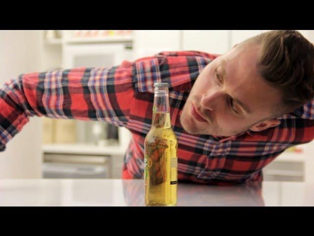Μια μοναδική τεχνική για να ανοίξετε ένα μπουκάλι μπύρας χωρίς να το αγγίξετε! (βίντεο)