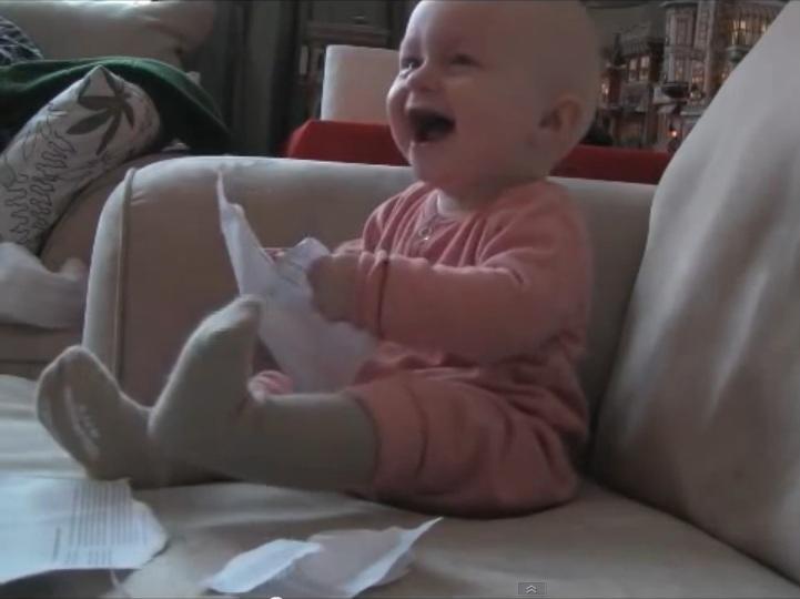 Απίστευτο γέλιο μωρού με το σκίσιμο του λογαριασμού… (βίντεο)