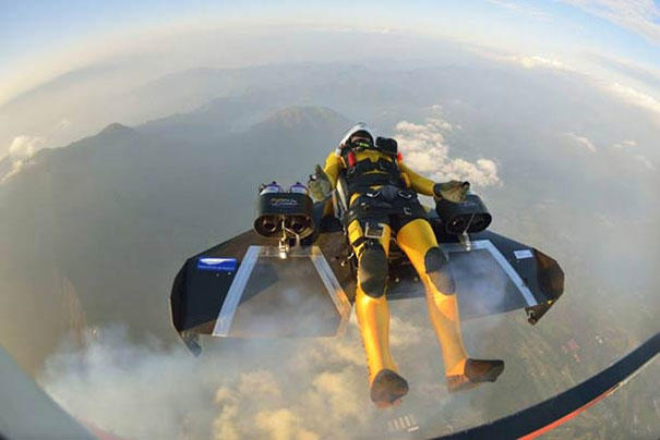 Ο Jetman πετάει με Jetpack πάνω από το όρος Φούτζι!! (βίντεο)