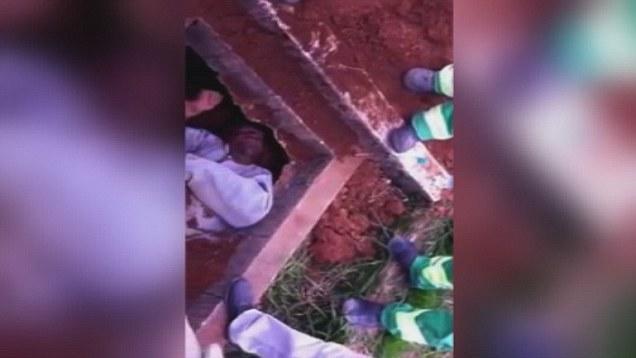 ΒΡΑΖΙΛΙΑ: Εντοπίστηκε άνδρας θαμμένος ζωντανός την ώρα που προσπαθούσε να βγει από τον τάφο! (βίντεο)