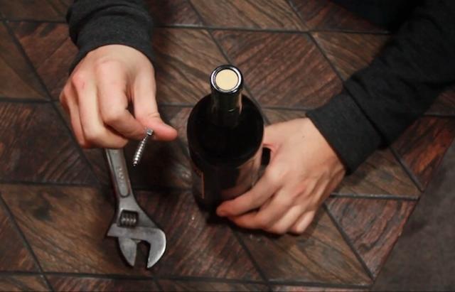 Δείτε πως να ανοίξετε ένα μπουκάλι κρασί χωρίς τιρμπουσόν! (βίντεο)