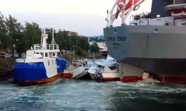 Πλοίο “οδοστρωτήρας” καταστρέφει και βυθίζει βάρκες και σκάφη σε λιμάνι της Νορβηγίας (βίντεο)