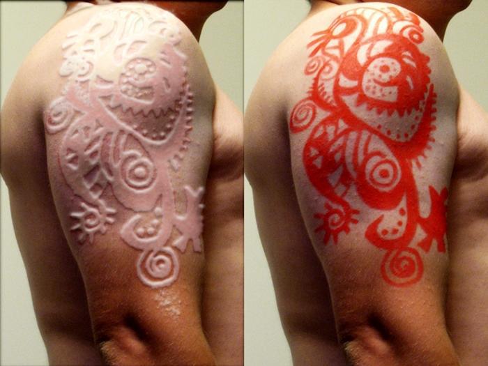 ΑΠΙΣΤΕΥΤΗ ΒΛΑΚΕΙΑ: -Αποκτούν τατουάζ “σκάβοντας” το δέρμα τους!!