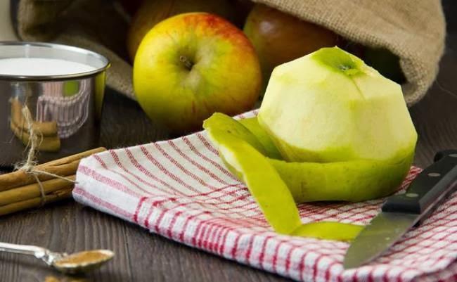 Δεν πρέπει να βγάζεις τη φλούδα από το μήλο! Διαβασε πόσο καλό κάνει στην υγεία…