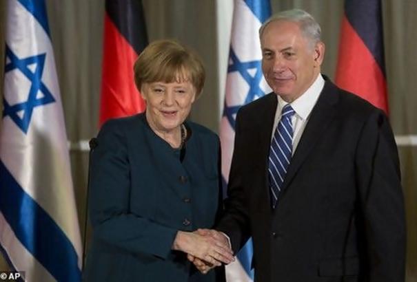 ΑΠΙΣΤΕΥΤΟ ΓΕΛΙΟ: -Οταν ο Benjamin Netanyahu βάζει… το μουστάκι του Χιτλερ στη Μέρκελ!