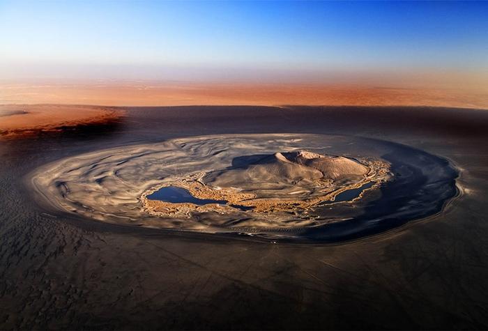 Αυτός ο κρατήρας στην έρημο κρύβει μέσα του κάτι μοναδικό
