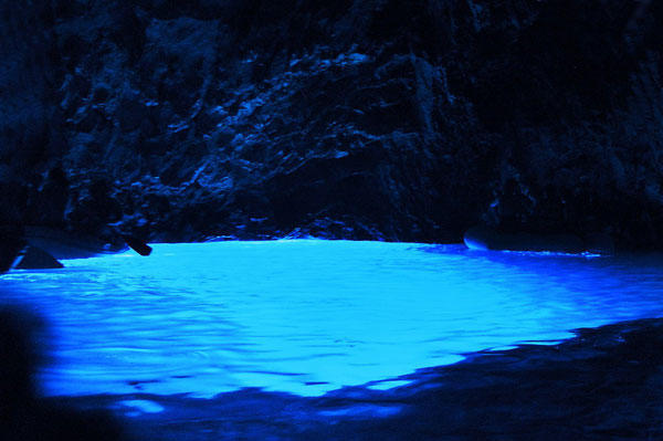 Φωσφοριζέ φυσική “πισίνα” μέσα σε σπηλιά!