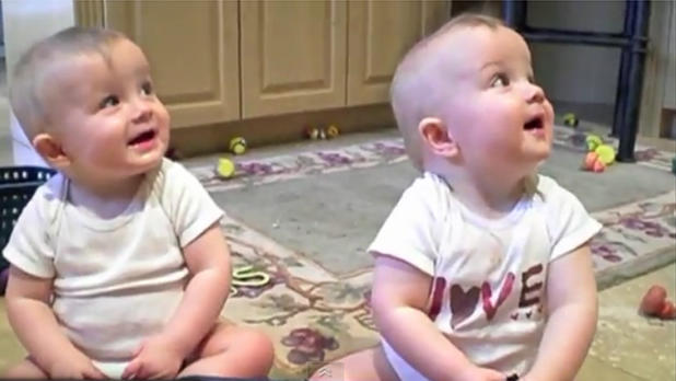 ΞΕΚΑΡΔΙΣΤΙΚΟ: -Διδυμάκια μωράκια μιμούνται το φτέρνισμα του μπαμπά τους (βίντεο)