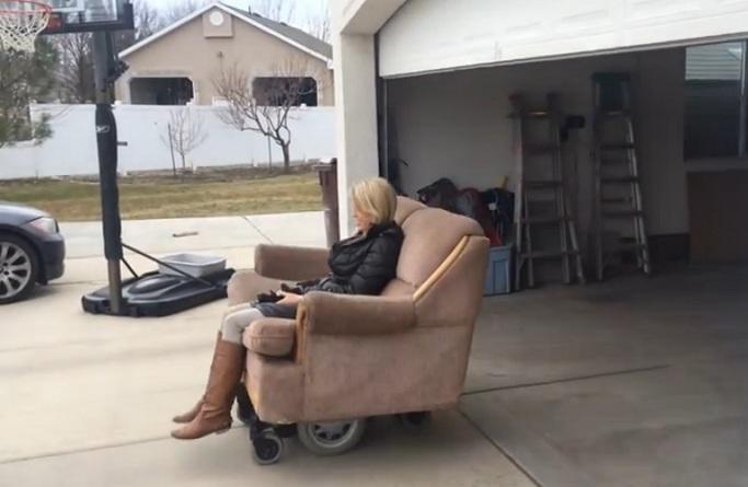 Μηχανοκίνητος καναπές (βίντεο)