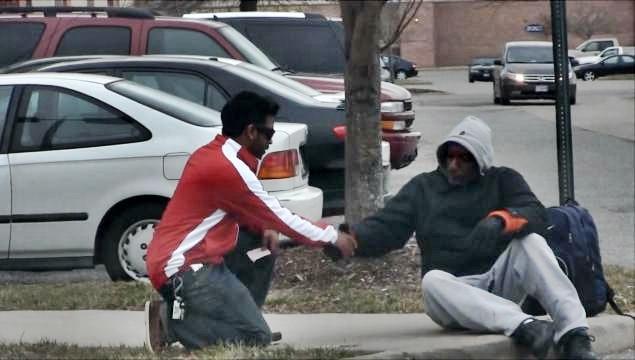 ΣΥΓΚΛΟΝΙΣΤΙΚΟ: -Ένας άντρας δίνει σε έναν άστεγο ένα λαχνό που έχει κερδίσει! Δείτε στο βίντεο τι ακολούθησε…