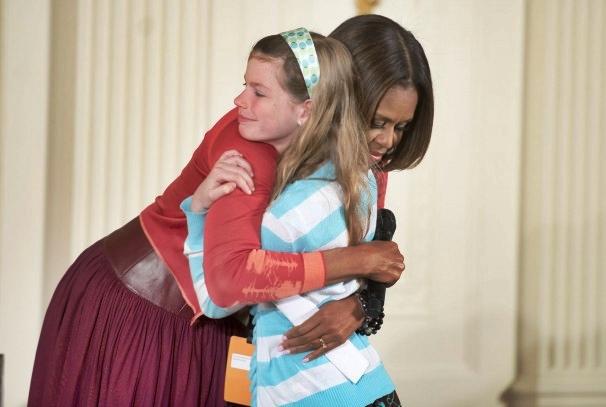 Η 10χρονη που έκανε τη Μισέλ Ομπάμα να ξεσπάσει σε δάκρυα! – Της έδωσε το βιογραφικό του άνεργου μπαμπά της! (βίντεο)