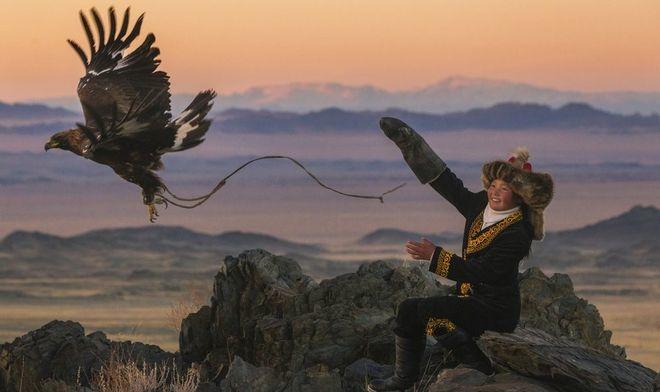 Υπερθέαμα στα βουνά της Μογγολίας -Παιδιά εκπαιδεύονται να κυνηγούν με αετούς