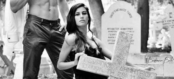 ΝΕΑ ΠΡΟΚΛΗΣΗ: -Ημίγυμνα μοντέλα Τούρκοι ποζάρουν πάνω σε τάφους Ελληνοκυπρίων