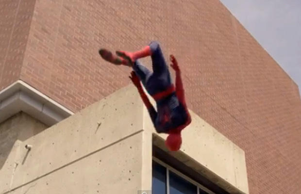 Αυτός δεν είναι ο πραγματικός spiderman και αυτά δεν είναι οπτικά εφέ!