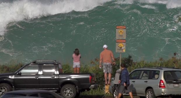 Κύματα δώδεκα μέτρων «χτυπούν» τη Χαβάη – Δείτε το μεγαλύτερο κύμα της δεκαετίας