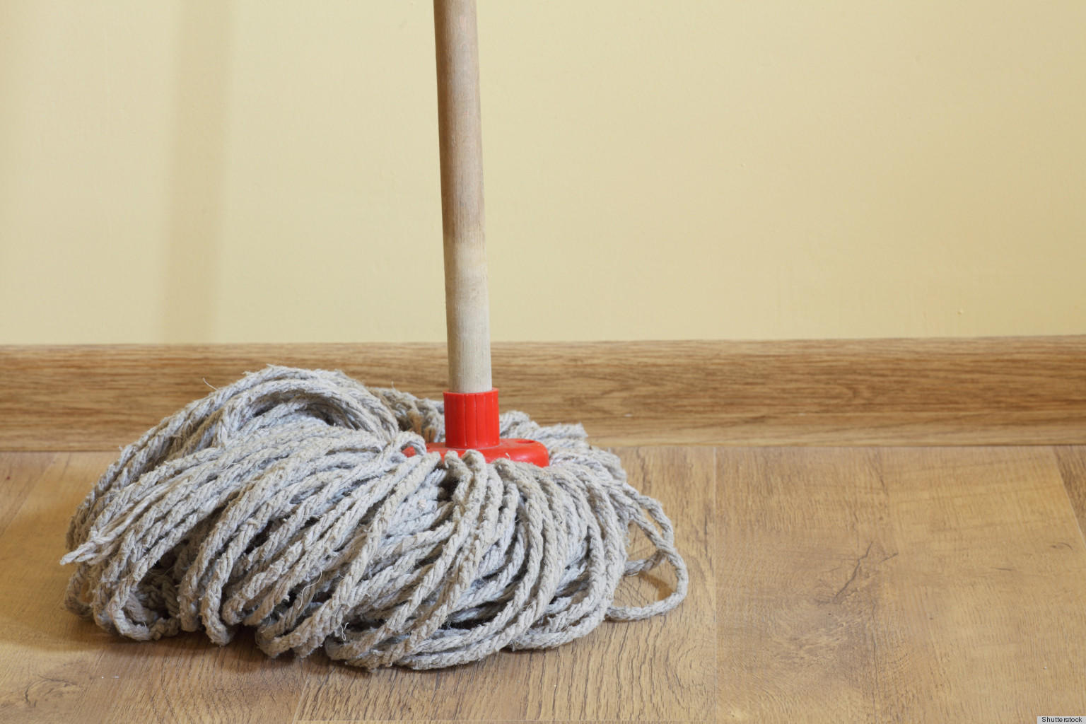 Αρωμάτισε το σπίτι σου με το σφουγγάρισμα! – Δες πώς θα το κάνεις!