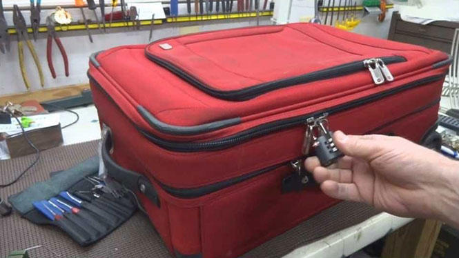 Δείτε πως οι βαλίτσες με λουκέτο παραβιάζονται με τον απλούστερο τρόπο