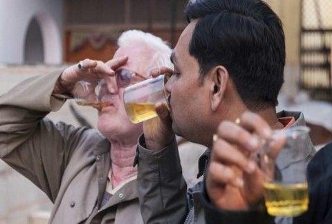Δεν θα πιστέψετε τι πίνει αυτός ο Ινδός και έπαψε εδώ και χρόνια να αρρωσταίνει!