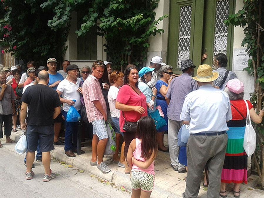 Εικόνες κατοχής: 500 άνθρωποι στημένοι στην ουρά για ένα τοστ στον Κεραμεικό