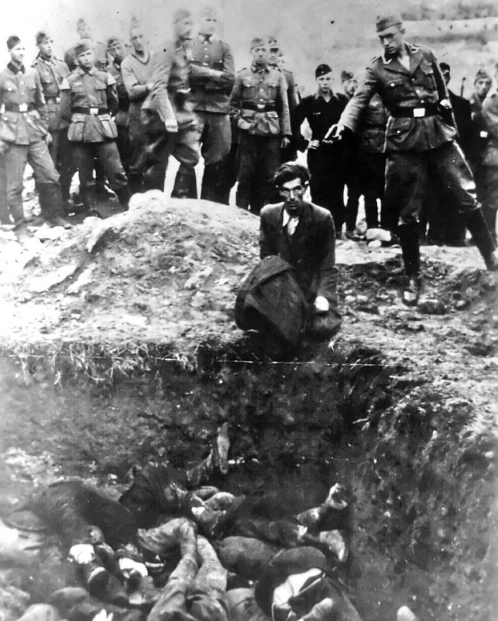 "The last Jew in Vinnitsa" - Member of Einsatzgruppe D (a Nazi SS death squad) is just about to shoot a Jewish man kneeling before a filled mass grave in Vinnitsa, Ukraine, in 1941. All 28,000 Jews from Vinnitsa and its surrounding areas were massacred.