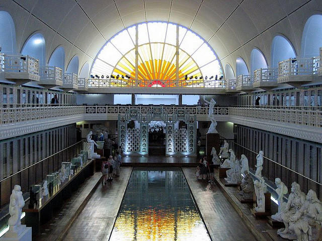 perierga.gr - Η πισίνα που έγινε… μουσείο!