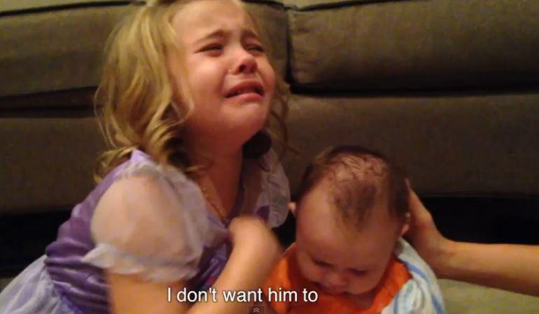 Αυτό το αξιολάτρευτο κοριτσάκι ξεσπάει σε κλάματα όταν μαθαίνει πως ο μικρός της αδερφός κάποια στιγμή θα.. μεγαλώσει !!!
